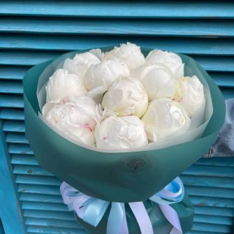 Bouquet of 11 white peonies