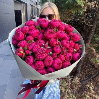 Букет з 19 піоноподібних троянд Черрі Трендсеттер