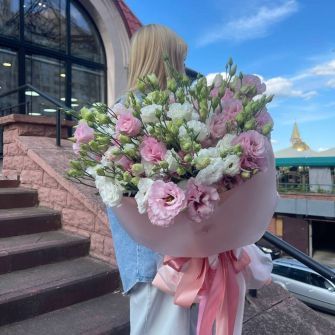 Букет різнокольорових еустом