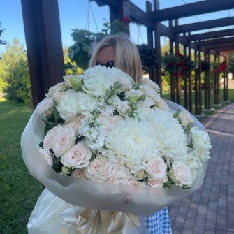 Bouquet "Sophie" with spray roses and chrysanthemums