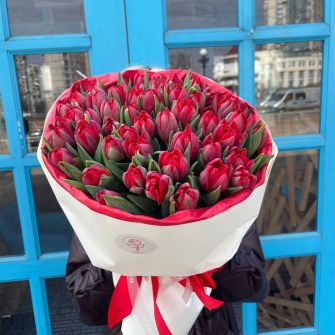 Букет півонієподібних червоних тюльпанів "Love is ..."