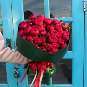 Букет из 11 пионовидных роз Черри Трендсеттер