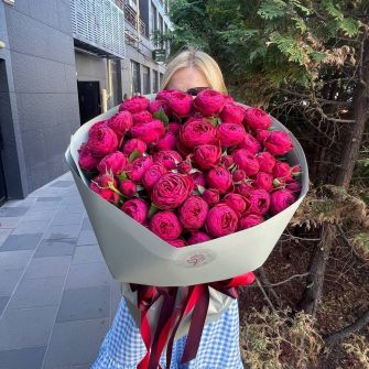 Букет из 15 пионовидных роз Черри Трендсеттер