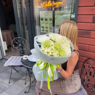 Bouquet of 5 Avalanche Roses and Chrysanthemums