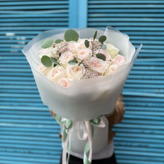 Букет із 19 білих троянд Вайт Охара