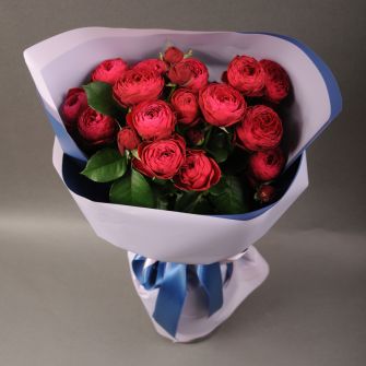 Букет из 3 вишневых роз спрей Черри Трендсеттер