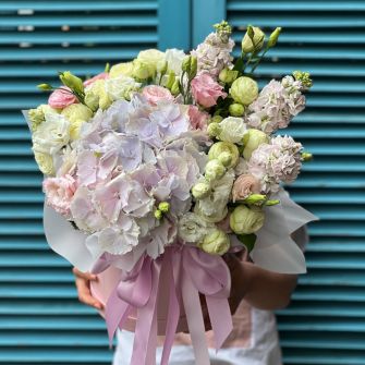 Arrangement in a hatbox "Buttercream"