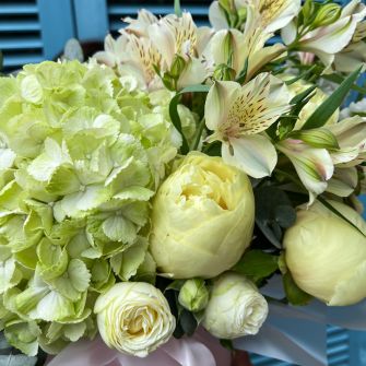 Composition "Lime" with peonies and hydrangea