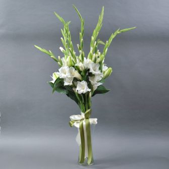 Букет белых гладиолусов и лилий