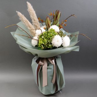 Букет хризантем с леукадендронами и гортензиями