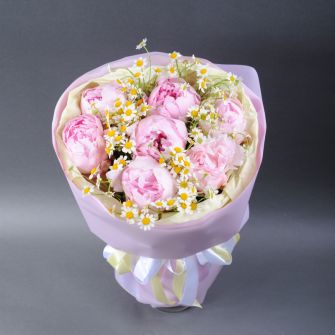 Букет пионов с танацетумом