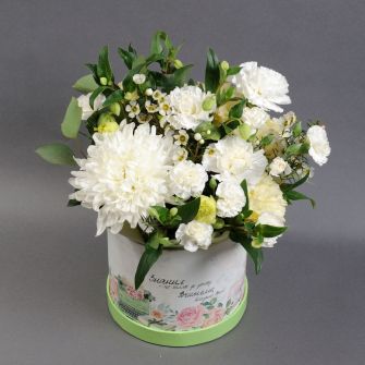 Composition with white chrysanthemums