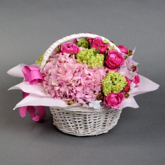 Яскравий кошик з гортензією "Шарлотта"