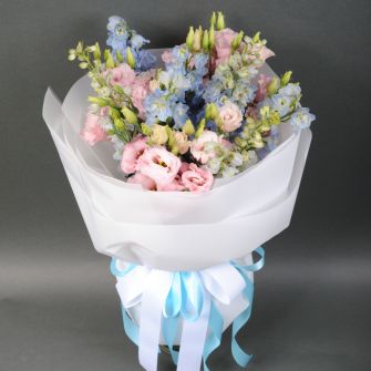 Букет из эустом и дельфиниумов