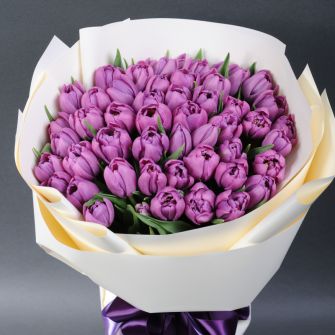 Букет iз фіолетових піоноподібних тюльпанів