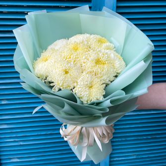 Bouquet of milky XL chrysanthemums