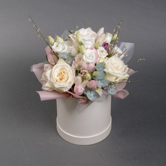 Composition in a hatbox with White Ohara roses