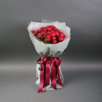 Букет из 9 пионовидных роз Черри Трендсеттер