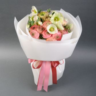 Букет "Танец Ранункулюса и Хелиборуса"