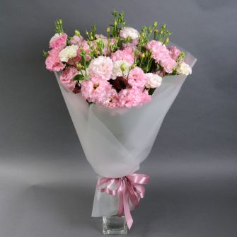 Bouquet of white and pink lisianthus