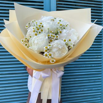 Букет с пионами и танацетумом