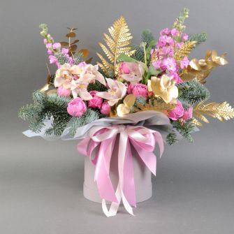 Композиция в коробке с орхидеями, матиолой и розами