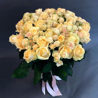 Букет из 51 розы Пич Аваланч и Елена спрей