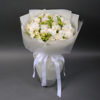 Букет с пионами и фрезиями