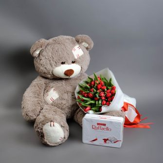 Букет із червоних тюльпанів, ведмедик і цукерки