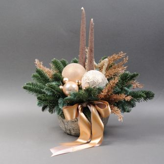 Новорічна композиція зі штучними гілочками, новорічними іграшками та свічками