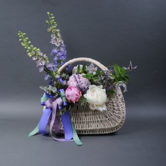 Композиция с пионами в корзинке