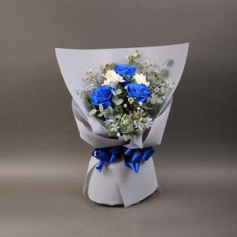 Bouquet of 3 painted blue roses
