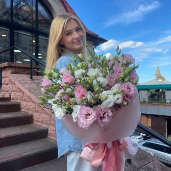 Букет різнокольорових еустом