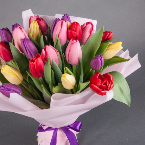 Букеты с тюльпанами и другими цветами фото