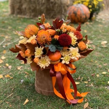 Композиция в шляпной коробке с розами Оранж Трендсеттер