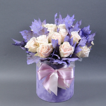 Композиція троянд Шарман із куеркусом