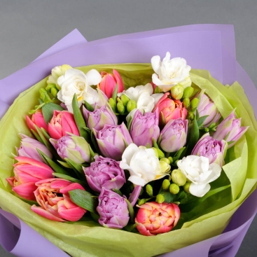 Букет с тюльпанами и фрезией Санторини
