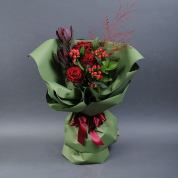 Bouquet of 3 Explorer roses and hypericum