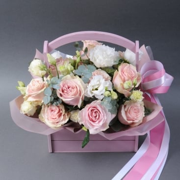 Композиция из роз Пинк Мондиаль, эустом и диантуса в деревянном кашпо