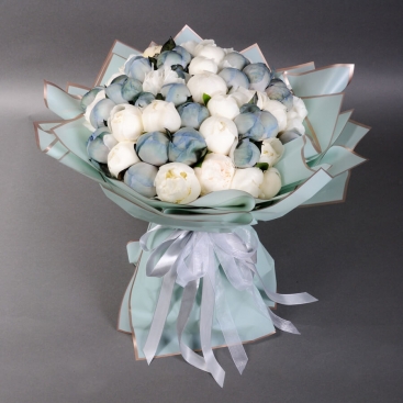 51 біла і блакитна півонія