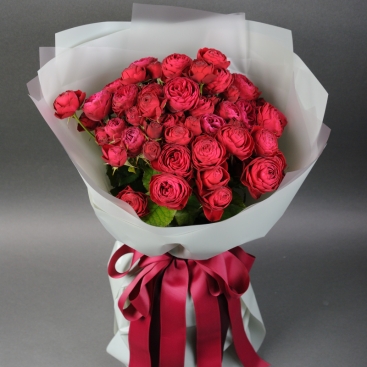 Букет з 11 піоноподібних троянд Черрі Трендсеттер