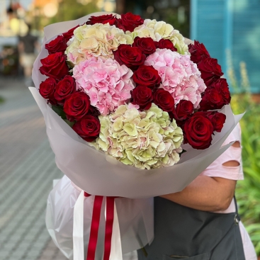 Bouquet of hydrangeas and imported roses 