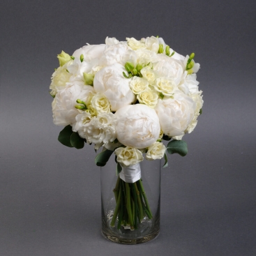 Букет нареченої з білими півоніями