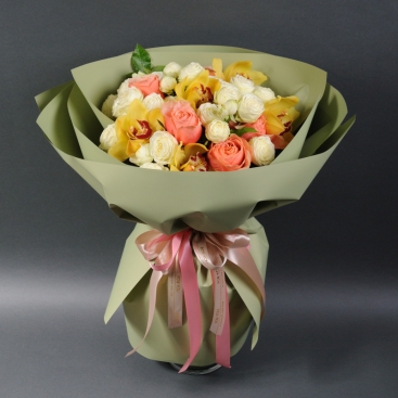 Букет орхідей цимбідіум, троянд Сноу Ворлд та троянд Кахала