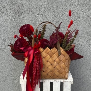 Композиція з жоржинами Серце у вогні