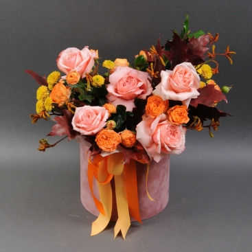 Composition of roses and chrysanthemums in a velvet box 