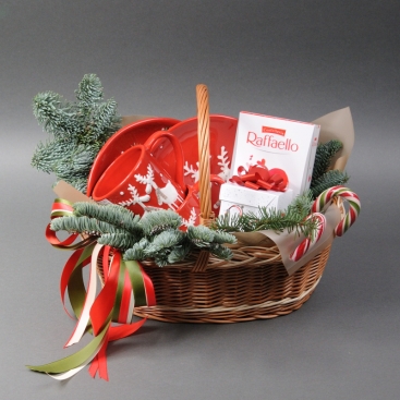 Подарунковий набір Цукерки Raffaello з кухлем та тарілкою Олені в кошику