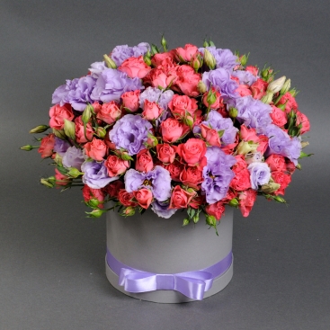 Hat box with roses and lisianthus