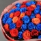Букет 51 роза сорт Атомик, Эксплорер и крашенная синяя - Фото 3