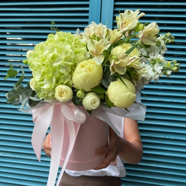 Композиція Лайм з півоніями та гортензією